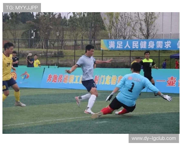 围绕李欣足球集锦展现技术魅力与赛场高光瞬间全方位回顾精彩表现 围绕李欣足球集锦展现技术魅力与赛场高光瞬间全方位回顾精彩表现